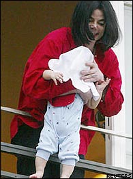 /dateien/vo56383,1261913411,michael jackson baby balcony